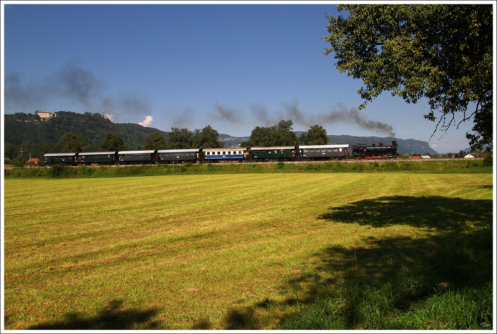 93.1332 der NBiK auf der Fahrt von Weizelsdorf nach Ferlach.Hier sieht man den Zug in Kappel an der Drau mit der Hollenburg im Hintergrund. 22.08.2010