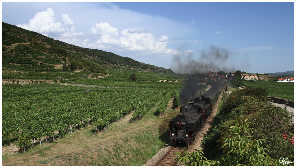 93.1420 & 93.1421 fahren mit dem IGE Sdz 17202, von Sigmundsherberg nach Spitz an der Donau. 
Unterloiben 22.8.2012 