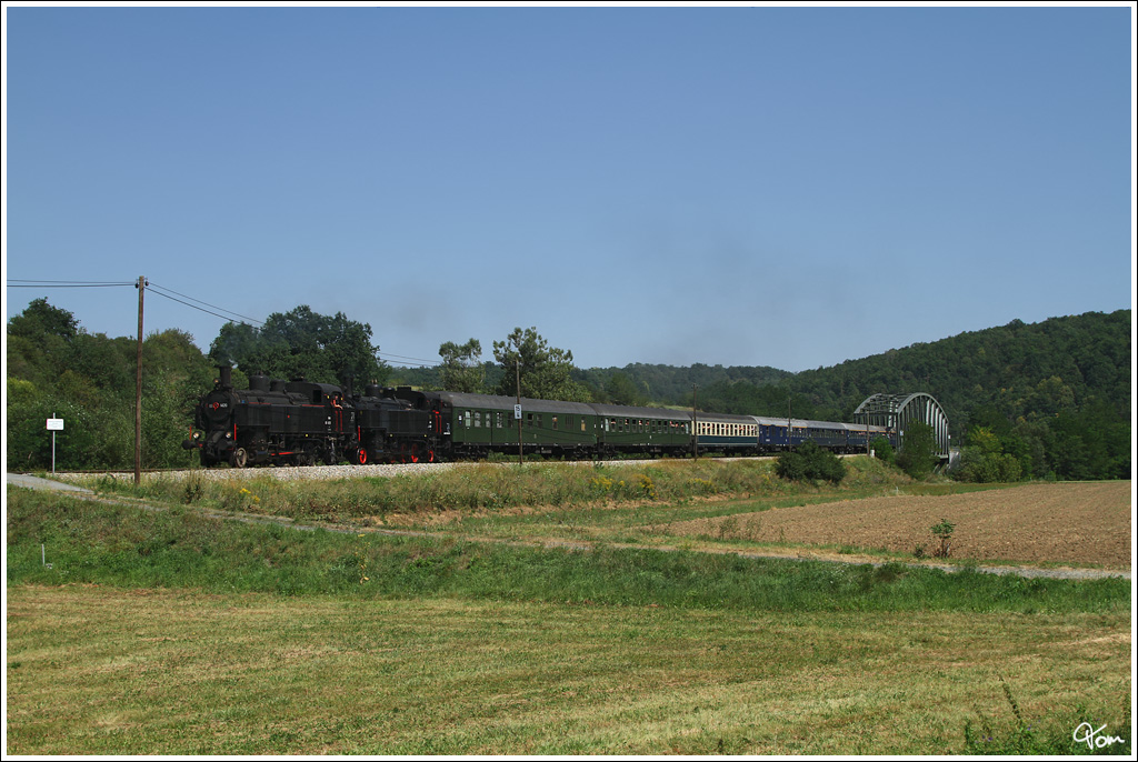 93.1420 & 93.1421 ziehen den IGE Sdz 17202 von Wien Sdbahnhof-Ostseite ber Sigmundsherberg nach Spitz an der Donau. Ab Sigmundsherberg waren die beiden 93er am Zug. 
Plank am Kamp 22.8.2012

