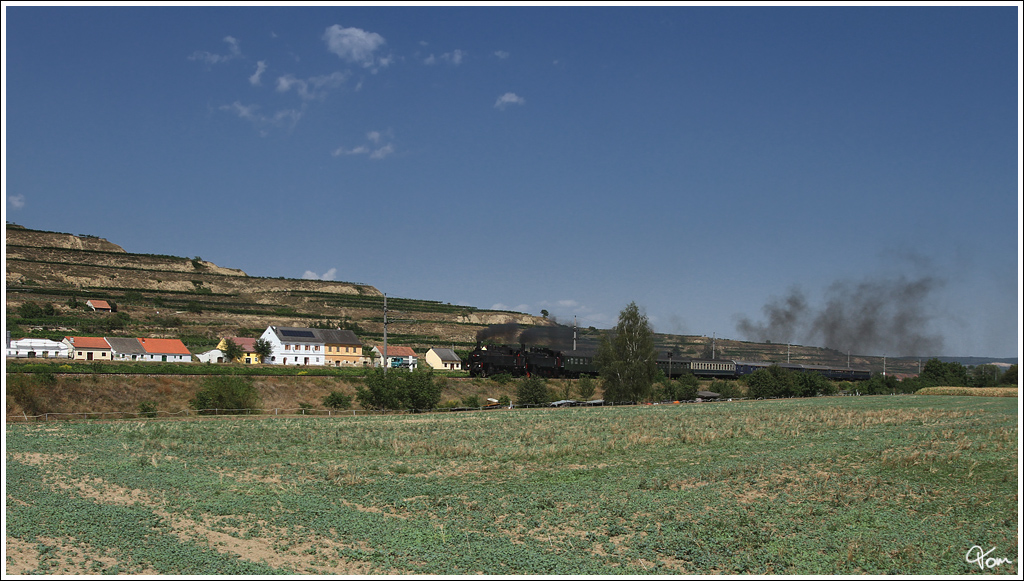 93.1420 & 93.1421 ziehen den IGE Sdz 17202 von Wien Sdbahnhof-Ostseite ber Sigmundsherberg nach Spitz an der Donau. Ab Sigmundsherberg waren die beiden 93er am Zug. 
Brunn im Felde  22.8.2012 

