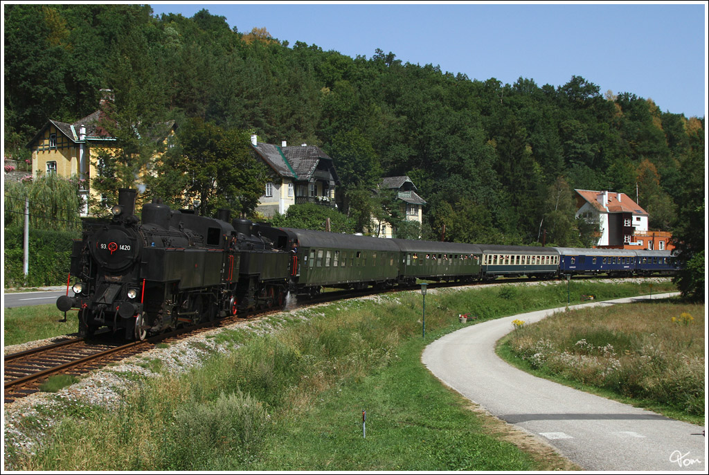 93.1420 & 93.1421 ziehen den IGE Sdz 17202 von Wien Sdbahnhof-Ostseite ber Sigmundsherberg nach Spitz an der Donau. Ab Sigmundsherberg waren die beiden 93er am Zug. 
Rosenburg 22.8.2012