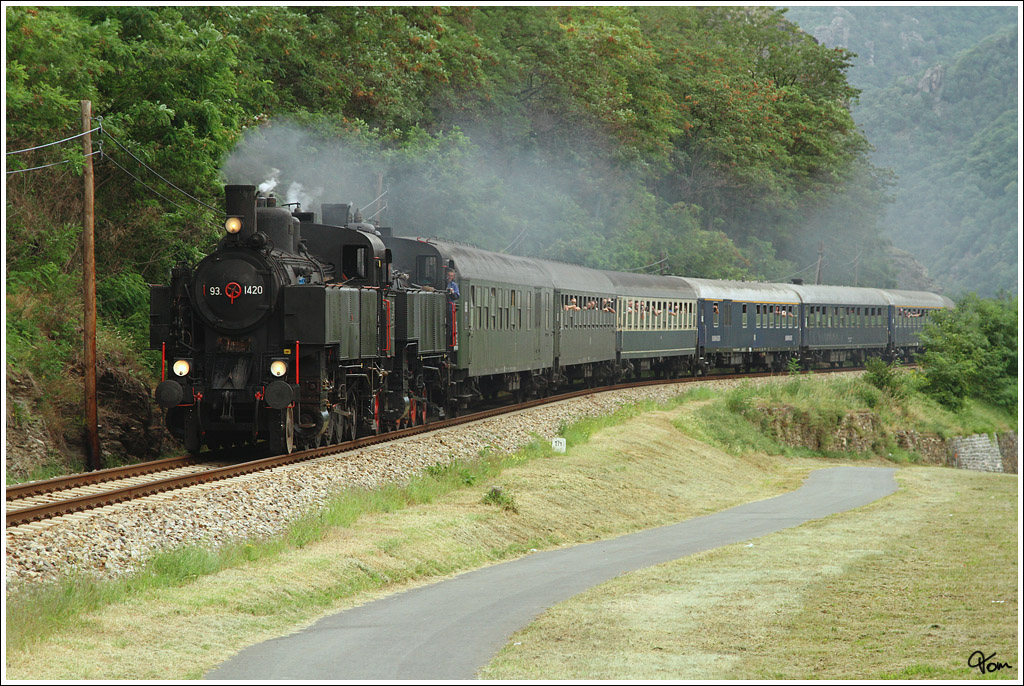 93.1420 & 93.1421 ziehen den IGE Sdz 17202 von Wien Sdbahnhof-Ostseite ber Sigmundsherberg nach Spitz an der Donau. Ab Sigmundsherberg waren die beiden 93er am Zug, hier zu sehen kurz vor Spitz an der Donau. 
22.8.2012