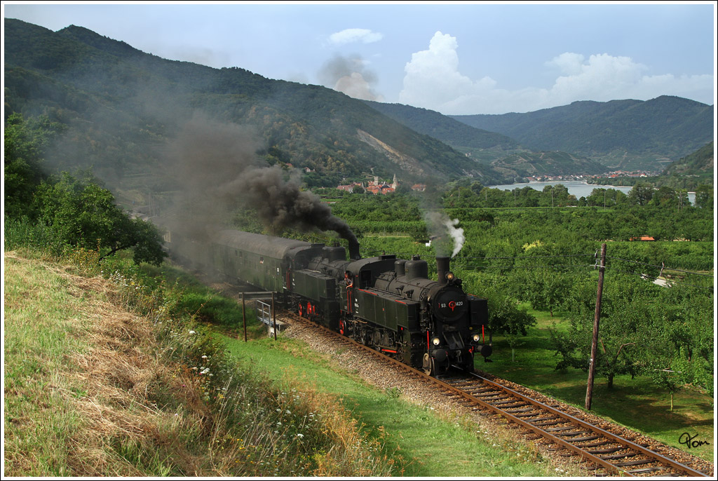 93.1420 & 93.1421 ziehen den IGE Sdz 17202 von Wien Sdbahnhof-Ostseite ber Sigmundsherberg nach Spitz an der Donau. Ab Sigmundsherberg waren die beiden 93er am Zug, hier nahe Schwallenbach, in der wunderschnen Wachau. 
22.8.2012
