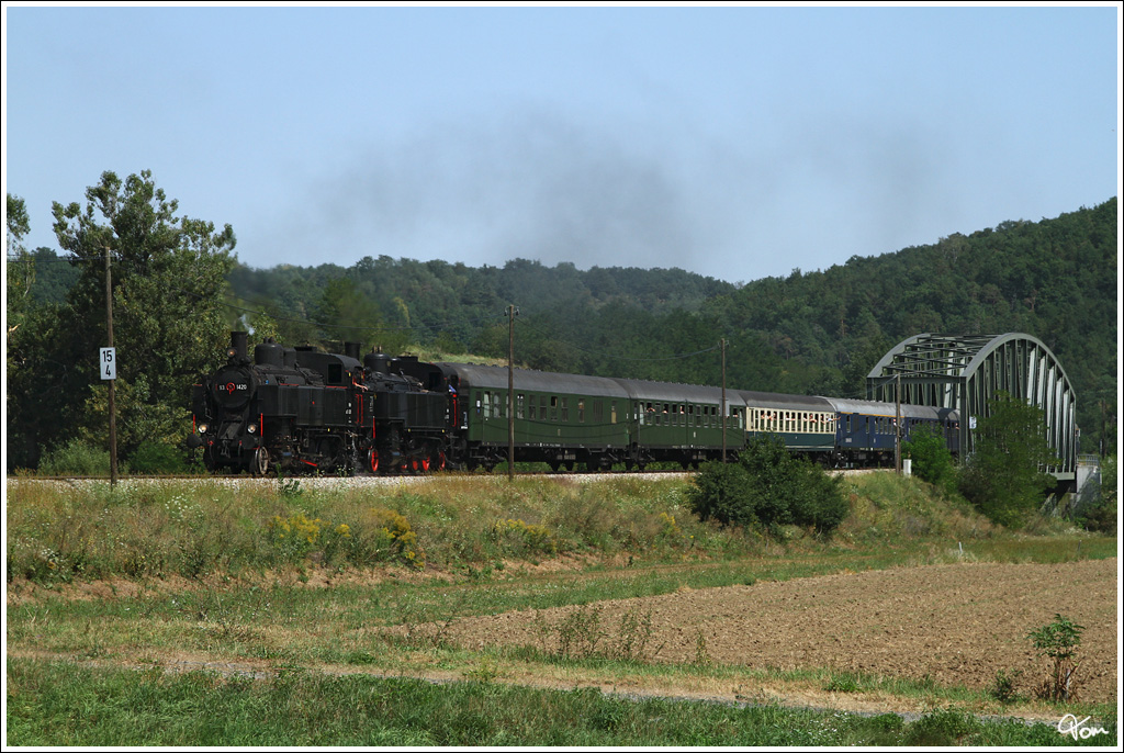 93.1420 & 93.1421 ziehen den IGE Sdz 17202 von Wien Sdbahnhof-Ostseite ber Sigmundsherberg nach Spitz an der Donau.
Plank am Kamp 22.8.2012 