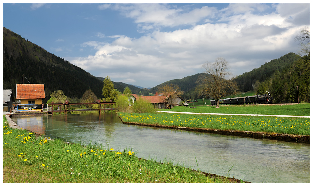 93.1420 vom „Verein Neue Landesbahn“ mit ihrem Sonderzug R 14764 von St. Plten nach St. Aegyd am Neuwalde/Markt, aufgenommen am 28.4.2013 kurz nach der ehemaligen Haltestelle Amt Mitterbach. 
http://www.landesbahn.at/
http://erlebnisbahn.oebb.at/index.html
