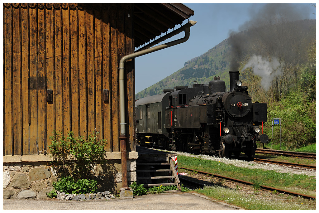 93.1420 vom „Verein Neue Landesbahn“ mit ihrem Sonderzug R 14764 von St. Plten nach St. Aegyd am Neuwalde/Markt, aufgenommen am 28.4.2013 bei der Einfahrt in Hohenberg. 
http://www.landesbahn.at/
http://erlebnisbahn.oebb.at/index.html

