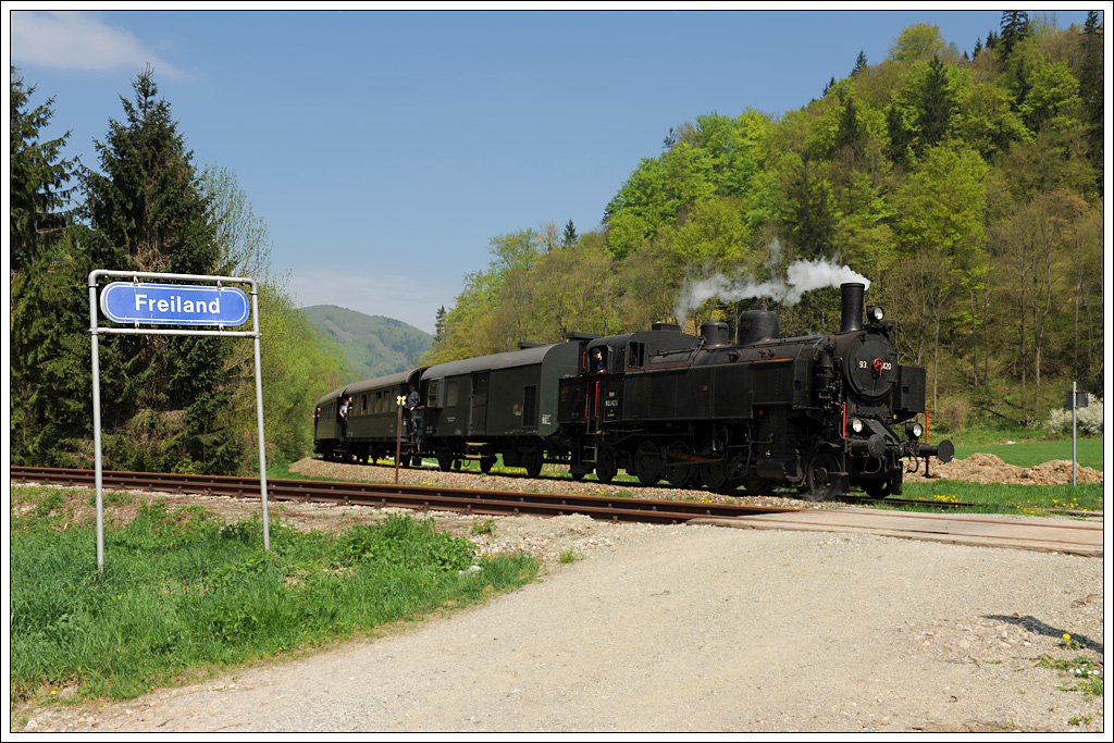 93.1420 vom „Verein Neue Landesbahn“ mit ihrem Sonderzug R 14764 von St. Plten nach St. Aegyd am Neuwalde/Markt, aufgenommen am 28.4.2013 bei der Einfahrt in Freiland. 
http://www.landesbahn.at/
http://erlebnisbahn.oebb.at/index.html
