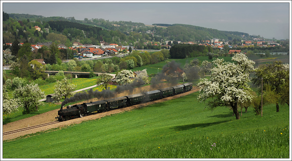 93.1420 vom „Verein Neue Landesbahn“ mit ihrem Sonderzug R 14764 von St. Plten nach St. Aegyd am Neuwalde/Markt, aufgenommen am 28.4.2013 in Gblasbruck.

2. Version - Landesausstellungswerbewaggon durch einen anderen Waggon ersetzt.
 
http://www.landesbahn.at/
http://erlebnisbahn.oebb.at/index.html
