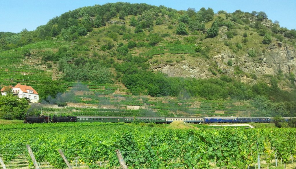 93.1420 und 93.1421 mit dem 17202 zwischen D�rnstein und Wei�enkirchen in der Wachau. 22.8.2012