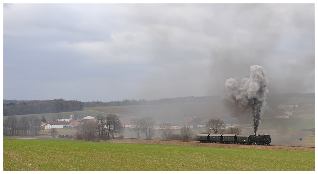 93.1420 bei der ersten Rckfahrt von Drosendorf nach Retz am 8.12.2011 kurz nach Pleiing aufgenommen.