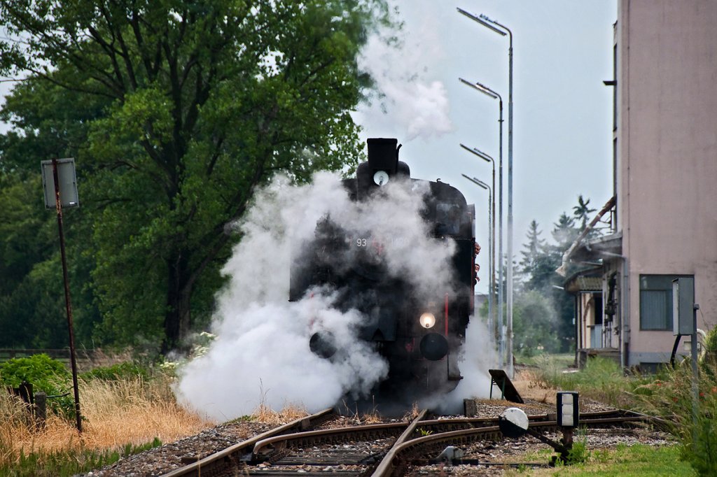 93.1420 beim kurzen Halt in Wilfersdorf-H�bersdorf. Die Aufnahme entstand am 28.05.2011.