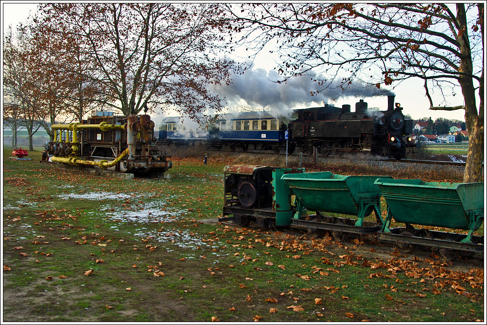 93.1420 des Vereines  Neue Landesbahn  in Mistelbach mit dem  Nikolauszug im Zayatal  beim Freilichtmuseum in Neusiedl-St.Ulrich, 8.12.2012