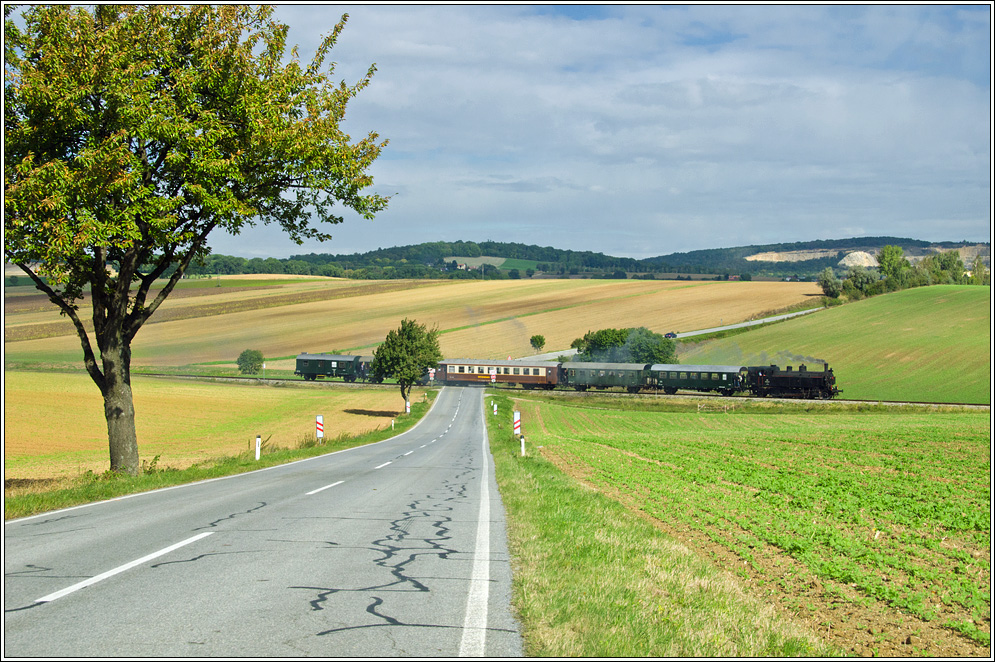 93.1420 mit dem  Erlebniszug Leiser Berge  rollt am 15.9.2012 beim zweiten Bahnbergang nach Naglern die letzten Kilometer nach Ernstbrunn hinunter. Da die Straen selbst im tiefsten Weinviertel nicht so leer sind, speziell bei diesen Dampffahrten, habe ich mir erlaubt drei Autos vor dem Bahnbergang zu eliminieren.