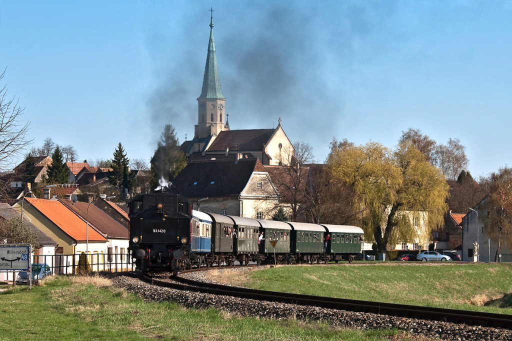 93.1420 mit dem Osterzug vom Verein der neue Landesbahn, dampft am Nachmittag des 09.04.2012 durch das Zayatal. Die Aufnahme entstand kurz nach Hauskirchen.