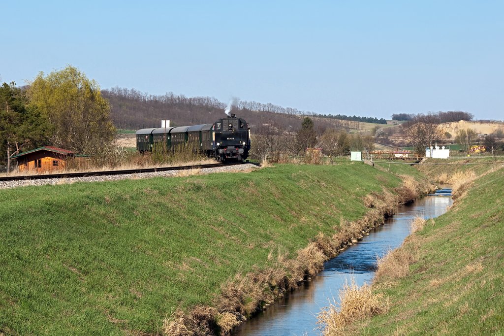 93.1420 mit dem Osterzug vom Verein der neue Landesbahn, dampft am Nachmittag des 09.04.2012 durch das Zayatal. Die Aufnahme entstand kurz vor Rannersdorf an der Zaya.