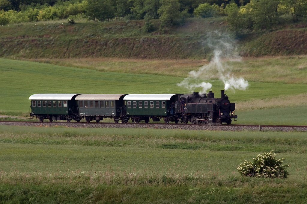 93.1420 ist mit einem Sonderzug anlsslich des Heizhausfestes in Mistelbach nach Neusiedl-St. Ulrich unterwegs. Die Aufnahme entstand am 28.05.2011 zwischen Rannersdorf an der Zaya und Hauskirchen.