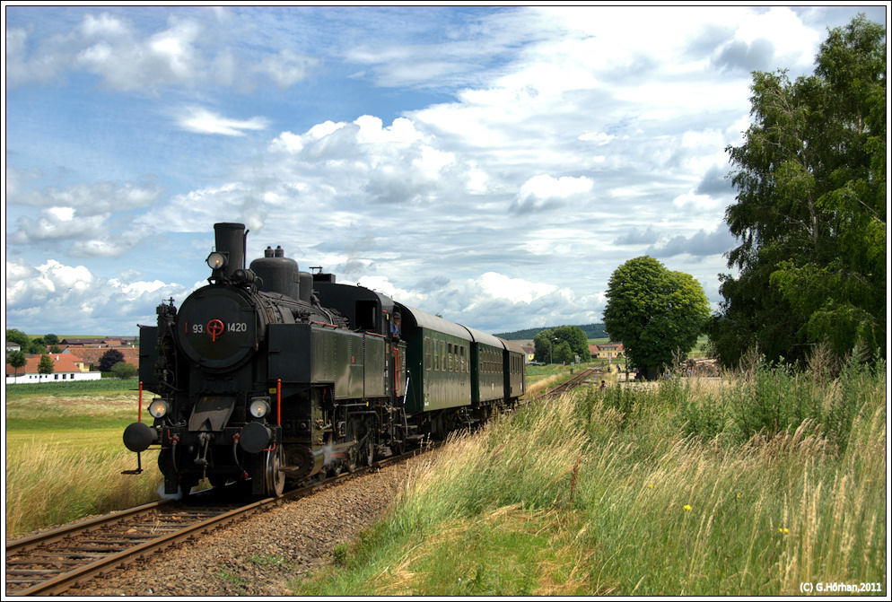 93.1420 mit Fotozug verlsst die Haltestelle Pleiing auf der Strecke Retz - Drosendorf, 24.6.2011