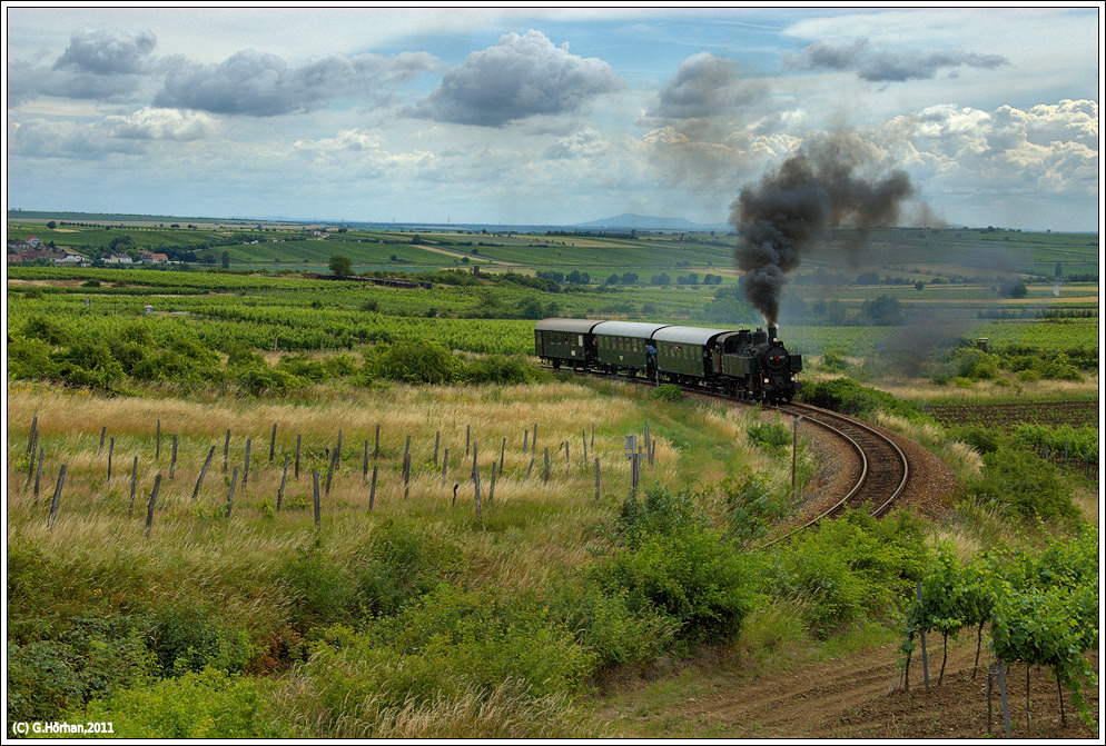 93.1420 mit ihrem Fotozug von Retz nach Drosendorf in den Weing�rten von Retz, 24.6.2011