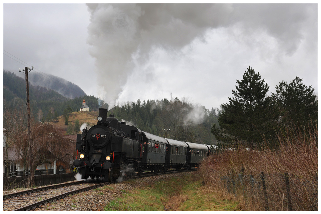 93.1420 mit ihrem Sonderzug SR 14602 von St. P�lten nach St. Aegyd/Nw am 15.4.2012 kurz vor der Haltestelle St. Aegyd /Nw Markt. Hier endet auch die Strecke der Traisentalbahn. Im Planbetrieb wird zwischen dem Banhof St. Aegyd/Nw und der Hst. St. Aegyd/Nw nicht mehr befahren.