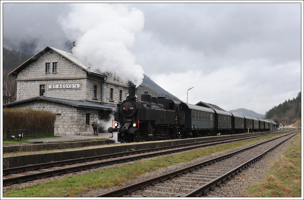 93.1420 mit ihrem Sonderzug SR 14602 von St. P�lten nach St. Aegyd/Nw am 15.4.2012 bei der Ankunft am Zielbahnhof.