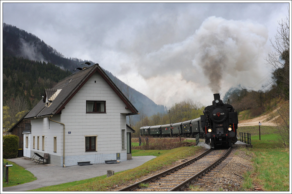 93.1420 mit ihrem Sonderzug SR 14602 von St. P�lten nach St. Aegyd/Nw am 15.4.2012 kurz vor der Einfahrt in den Bahnhof St. Aegyd/Nw.