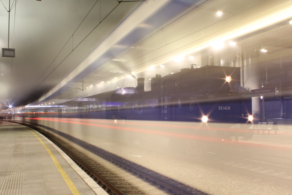 93.1420 nach Ankunft im Zugendbahn Wien Praterstern. Der Verein Neue Landesbahn oragnisierte an diesem Wochenende Nikolosonderzge unter anderem diesen Sonderzug nach Ernstbrunn. Ins Bild fuhr allerdings eine S-Bahnganitur der Reihe 4020 der dieses Bild doch interessant macht; am 03.12.2011