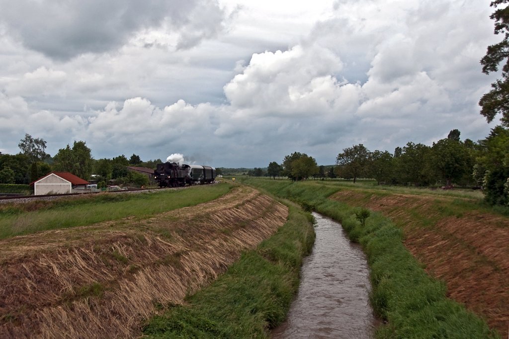 93.1420 ist von Neusiedl- St. Ulrich nach Mistelbach am 28.05.2011 unterwegs. Die Aufnahme enstand bei Rannersdorf an der Zaya.