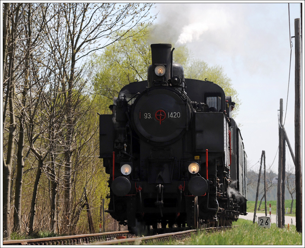 93.1420 rollt am 22.4.2010 mit ihrem Fotopersonenzug dem Bahnhof Langen entgegen.




