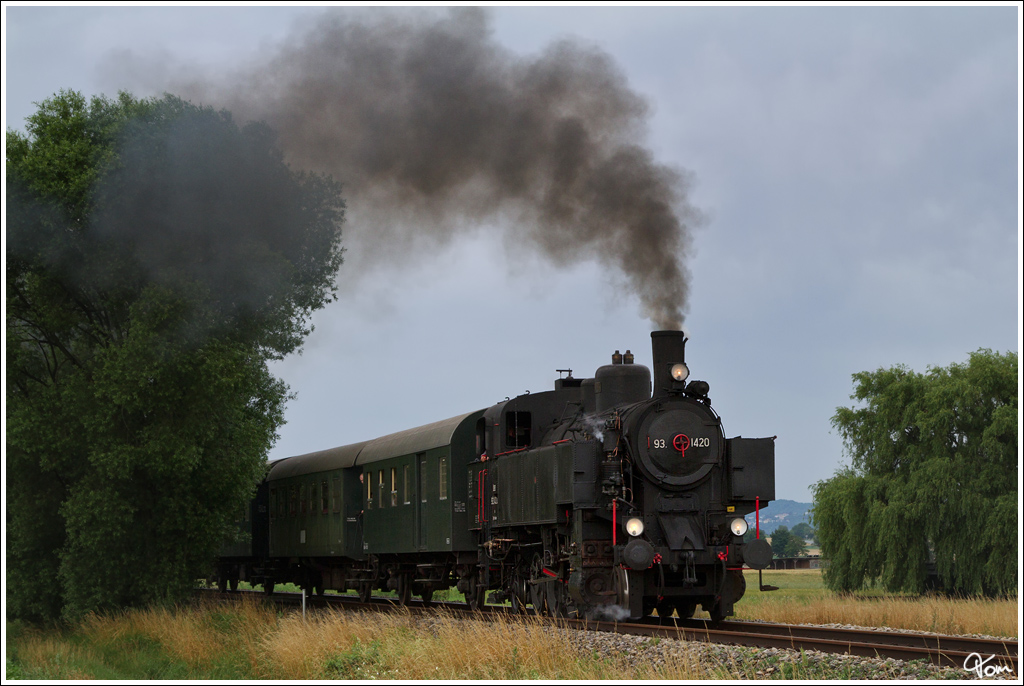 93.1420 vom  Verein Neue Landesbahn  fhrt mit Nostalgie Express  Leiser Berge  von Korneuburg nach Ernstbrunn. 
Harmannsdorf 23.6.2012

