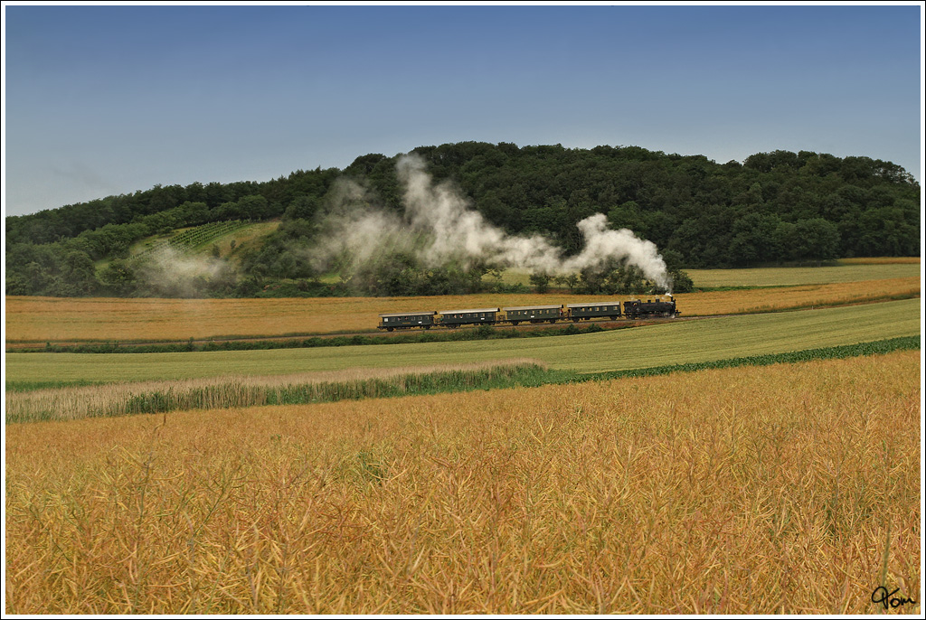 93.1420 vom  Verein Neue Landesbahn  fhrt mit Nostalgie Express  Leiser Berge  von Korneuburg nach Ernstbrunn. 
Wetzleinsdorf 23.6.2012

