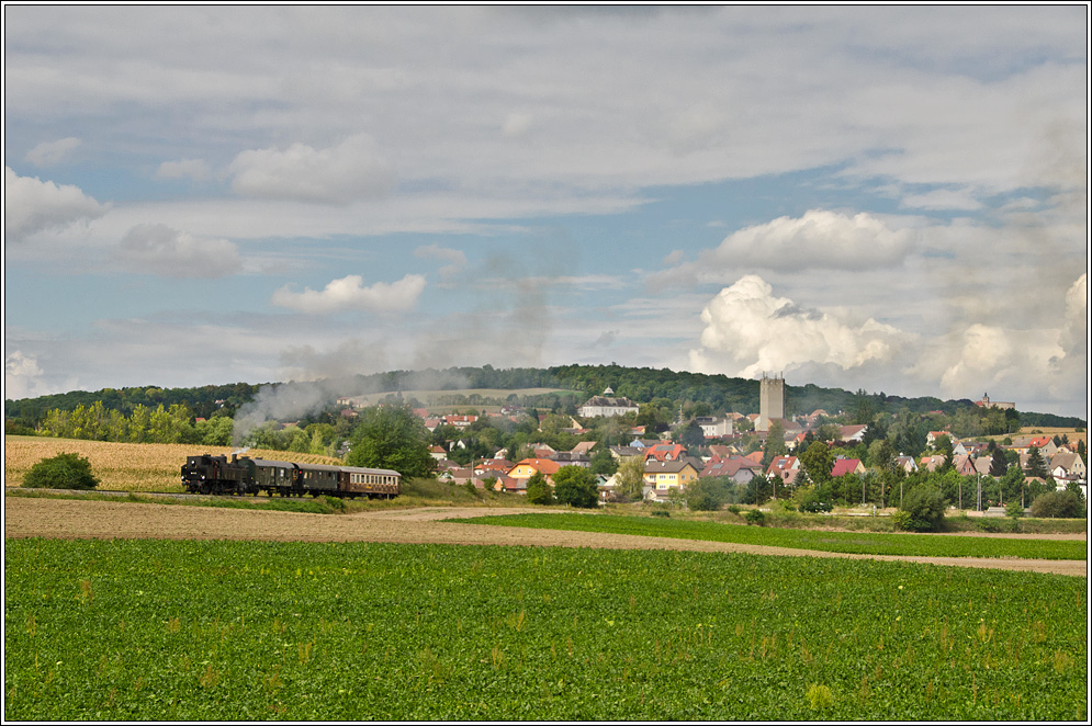 93.1420 verlsst am 15.9.2012 mit ihrem mittglichen Pendelzug den Ortsbereich von Ernstbrunn und nimmt die Steigung nach Naglern in Angriff