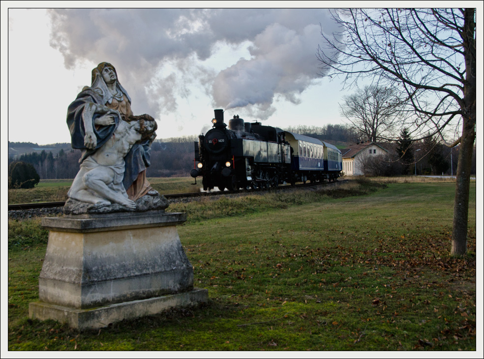93.1420 verlsst mit dem  Zayataler Nikolauszug  die ehem. Station Hauskirchen, 8.12.2012