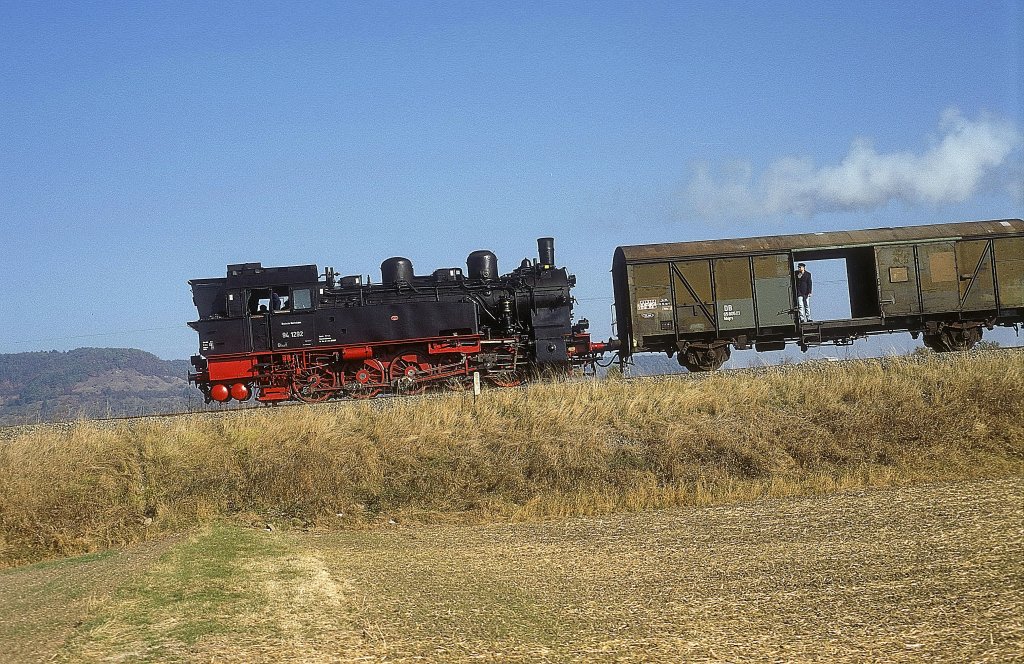 94 1292  bei G�lstein  02.11.97  Die Baureihe 94 wurde meistens auf Bergstrecken eingesetzt. Deshalb f�hrt sie auch mal auf einer Flachlandstrecke den  Berg  hinunter