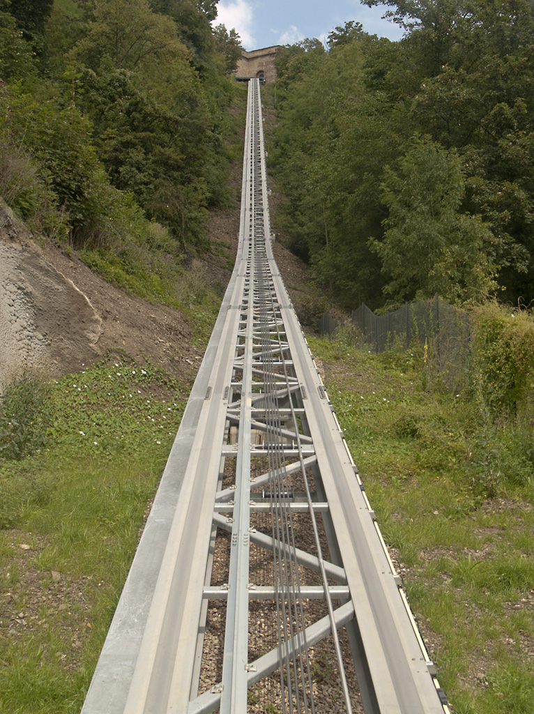 94 Meter Hhenunterschied bei 280 Meter Streckenlnge berwindet dieser Schrgaufzug, 5 Euro kostet eine Hin- und Rckfahrt. Wenn man nur nach unten fhrt, kostets gar nichts....
Einen Vorteil hat dieser Aufzug ja gegenber dem Sessellift, der dafr abgebaut wurde: Man kommt trockenen Fusses nach oben oder unten und kann auch Gepck transportieren.
Koblenz, 13.08.2011