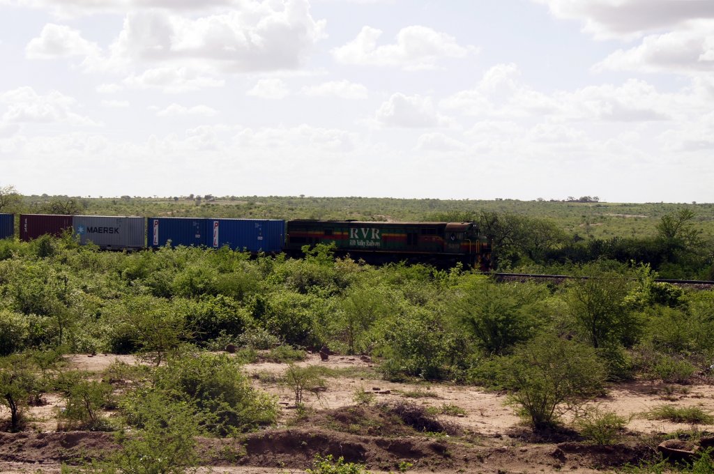 9409 steht mit einem Containerzug nach Mombasa vor einem beschdigten Gleisabschnitt bei Maji ya Chumvi am 28.5.2012.