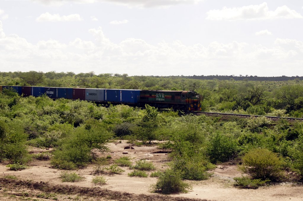 9409 steht mit einem Containerzug nach Mombasa vor einem beschdigten Gleisabschnitt bei Maji ya Chumvi am 28.5.2012.