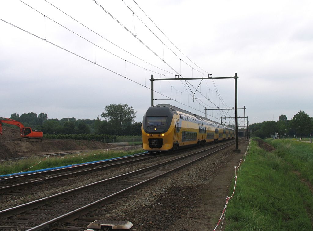 9412 und 8737 mit IC 830 Maastricht-Amsterdam CS bei Houten am 11-6-2010.