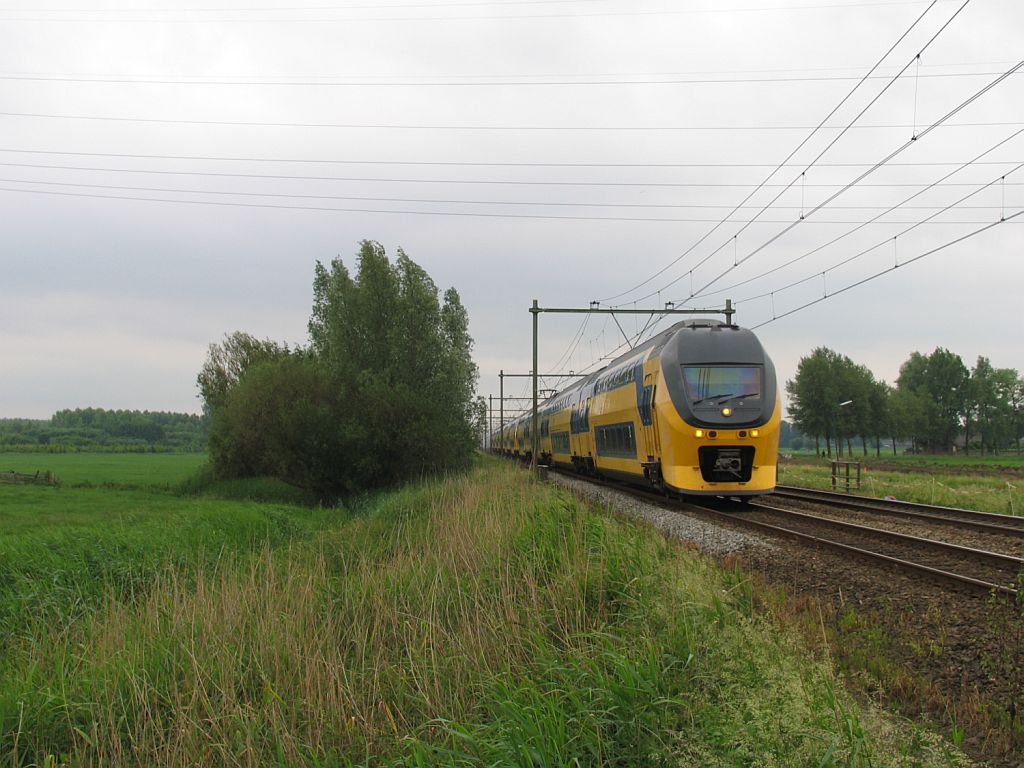 9412 und 8737 mit IC 830 Maastricht-Amsterdam CS bei Houten am 11-6-2010.