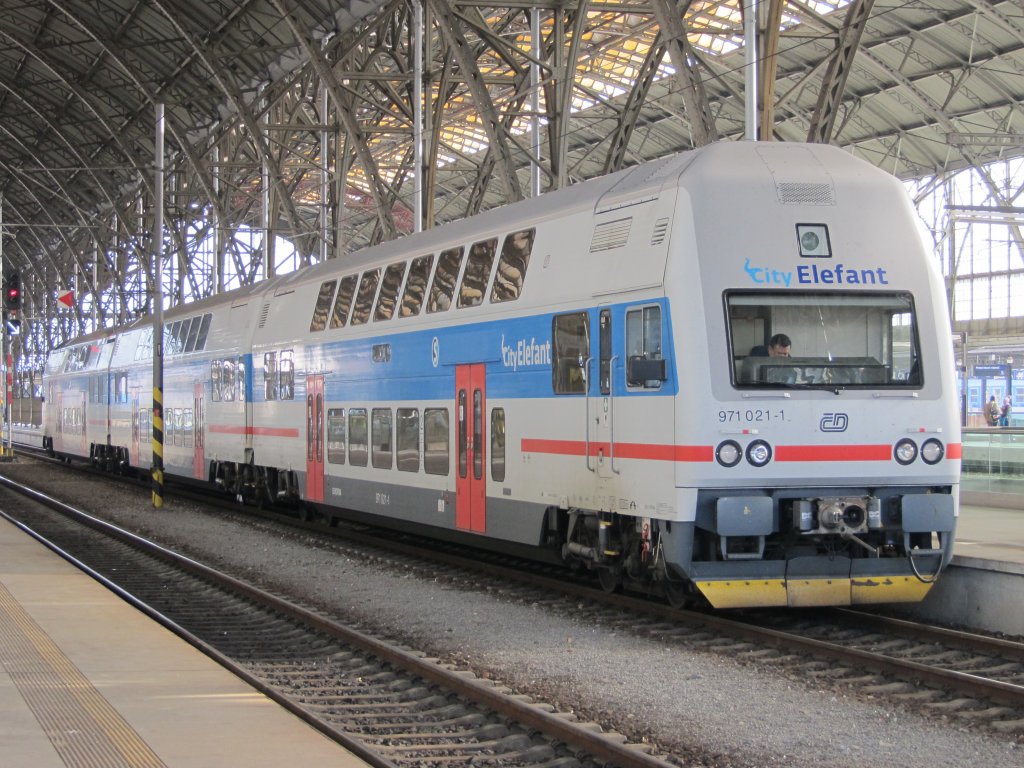 9.4.2012 9:21 ČD 971 030-2 in Praha hl.n. wartet auf einen weiteren Triebzug der Baureihe 471 ,,City Elefant'' aus valy um dann zusammen weiter als Personenzug (Os) nach Beroun zu fahren.