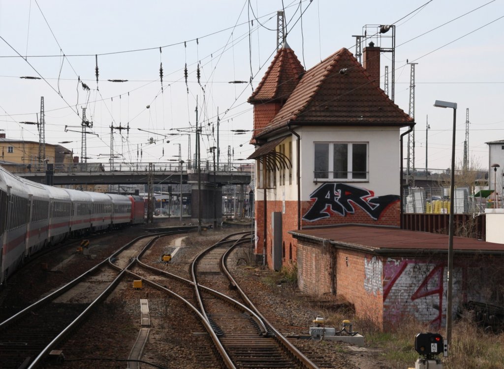 9.4.2012 Eberswalde Hbf. IC 2356 fhrt auf Gl 4 (Gl der Gegenrichtung) ein, um links weiter nach Bernau - (Berlin -Frankfurt/M Flughafen) zu fahren. Schner Blick auf Stw W5.