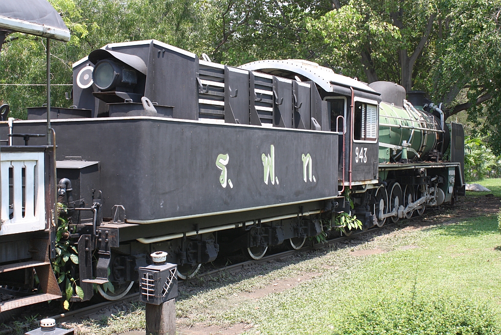 943 (1'D1'-h2, Mitsubishi/Japan, Bauj. 1950, Fabr.Nr. 691) am 19.Mrz 2011 im Chatuchak Park.