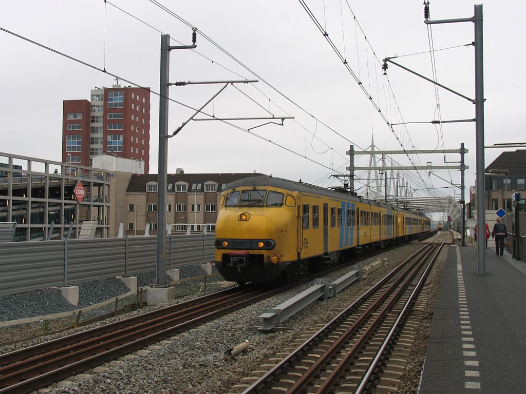 944, 815 und 867 mit Regionalzug 6060 Tiel-Utrecht CS auf Bahnhof Houten am 11-6-2010.