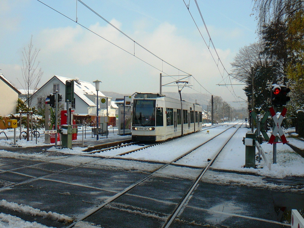 9452 als Linie 62 Richtung Dottendorf an der Haltestelle Kdinghoven.
Aufnahmedatum: 26.11.2010
Hinweis: Das Foto wurde mit Zoom vom Bahnsteig der Haltestelle Kdinghoven Richtung Oberkassel gemacht!