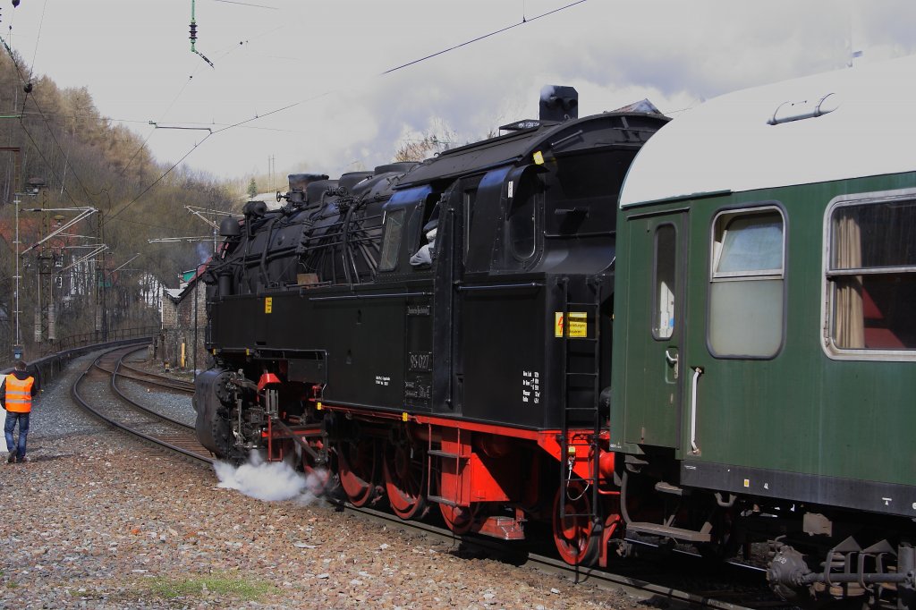 95 027 am 07.04.2011 vor dem Sonderzug der  Sonderzugveranstaltungen Chemnitz  im Bahnhof R�beland/Harz.