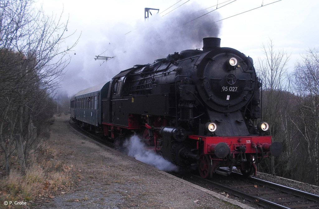 95 027 der Arbeitsgemeinschaft R�belandbahn mit Sonderzug  Frankenstein-Express  von Blankenburg zur Theaterauff�hrung in den Tropfsteinh�hlen nach R�beland, fotografiert am Hp. Braunesumpf zwischen Blankenburg und H�ttenrode am 26.11.2011