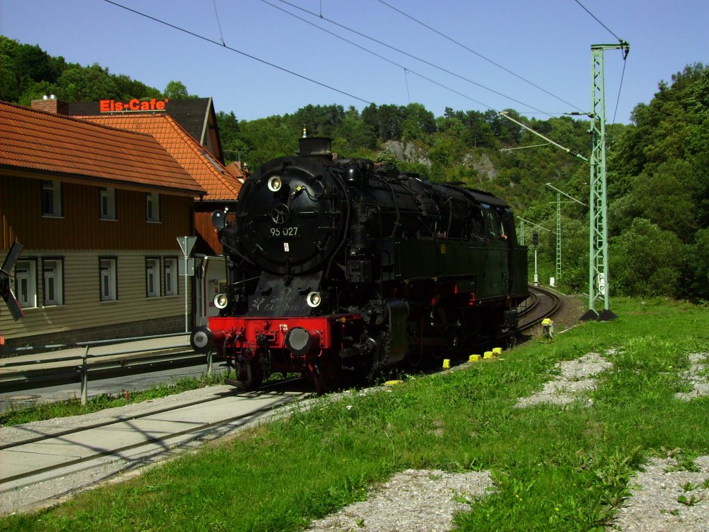 95 027 kehrt am Mittag des 19.08.2012 vom Wasserfassen, welches durch die rtliche Feuerwehr am Lokschuppen erledigt wurde, zurck zu ihrem Zug in den Bahnhof Rbeland (Harz).