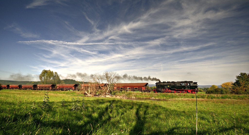 95 1027-2 mit einem Kieszug unterwegs zwischen Bad Salzungen und Immelborn bei Ettmarshausen. 08.10.10