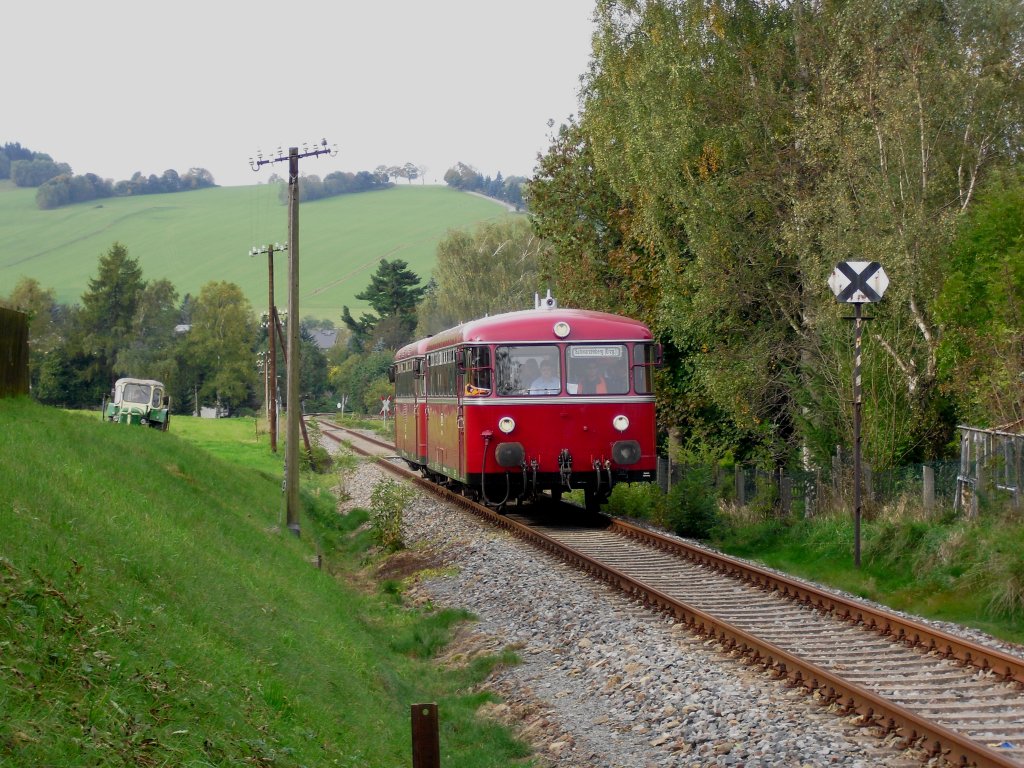 95 80 0996 701-8 D-PRESS mit 95 80 0796 703-0 D-PRESS ist unterwegs von Schwarzenberg nach Markersbach zum Brckenfest. Hier in Raschau, am 02.10.10.