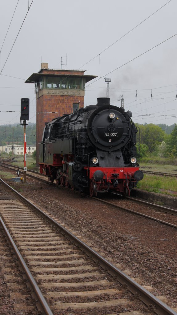 95027 erst seit kurzem aus Meiningen zurck in Blankenburg vorm Stellwerk
am 22 Mai 2010