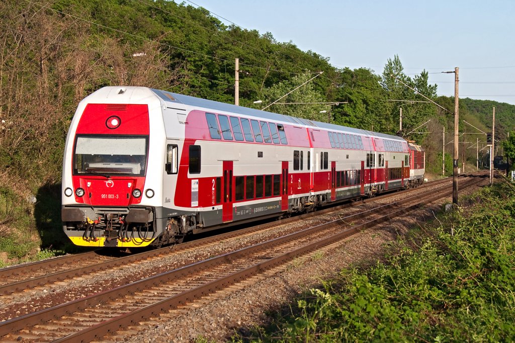 951 003, unterwegs mit OS 2024 von Bratislava Hauptbahnhof nach Kuty. Die Aufnahme enstand bei Bratislava - Lamac, am 30.04.2012.